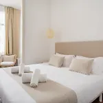 Divino Boutique סיטגס